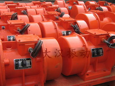YZS振動(dòng)電機(jī)：加裝防護(hù)外殼，密封性強(qiáng)不易損壞。
