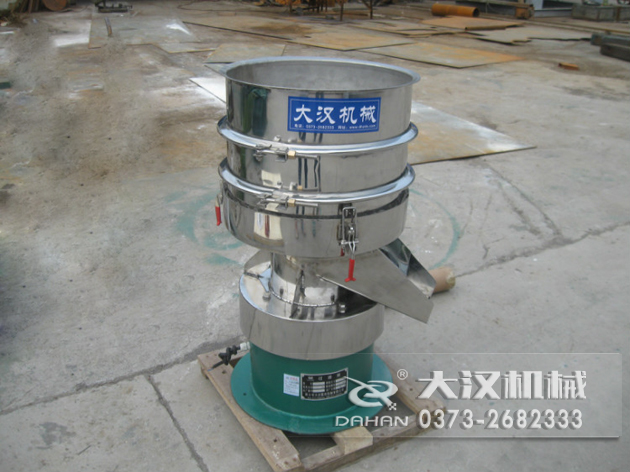 涂料過濾振動篩：利用振動電機(jī)的振動力帶動物料在篩網(wǎng)上進(jìn)行篩分，從而利用篩網(wǎng)孔徑的大小不同，完成涂料的分級，除雜等篩分目的。