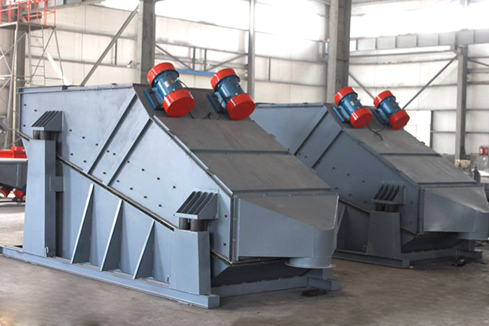 ZSG礦用振動(dòng)篩采用雙電機(jī)振動(dòng)，電機(jī)位置安裝在頂部，便于更好的傳遞振動(dòng)力。
