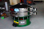800型單層三次元振動(dòng)篩，產(chǎn)量可達(dá)800kg/h。