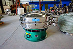 1200型三次元振動(dòng)篩，產(chǎn)量可達(dá)2100kg/h。